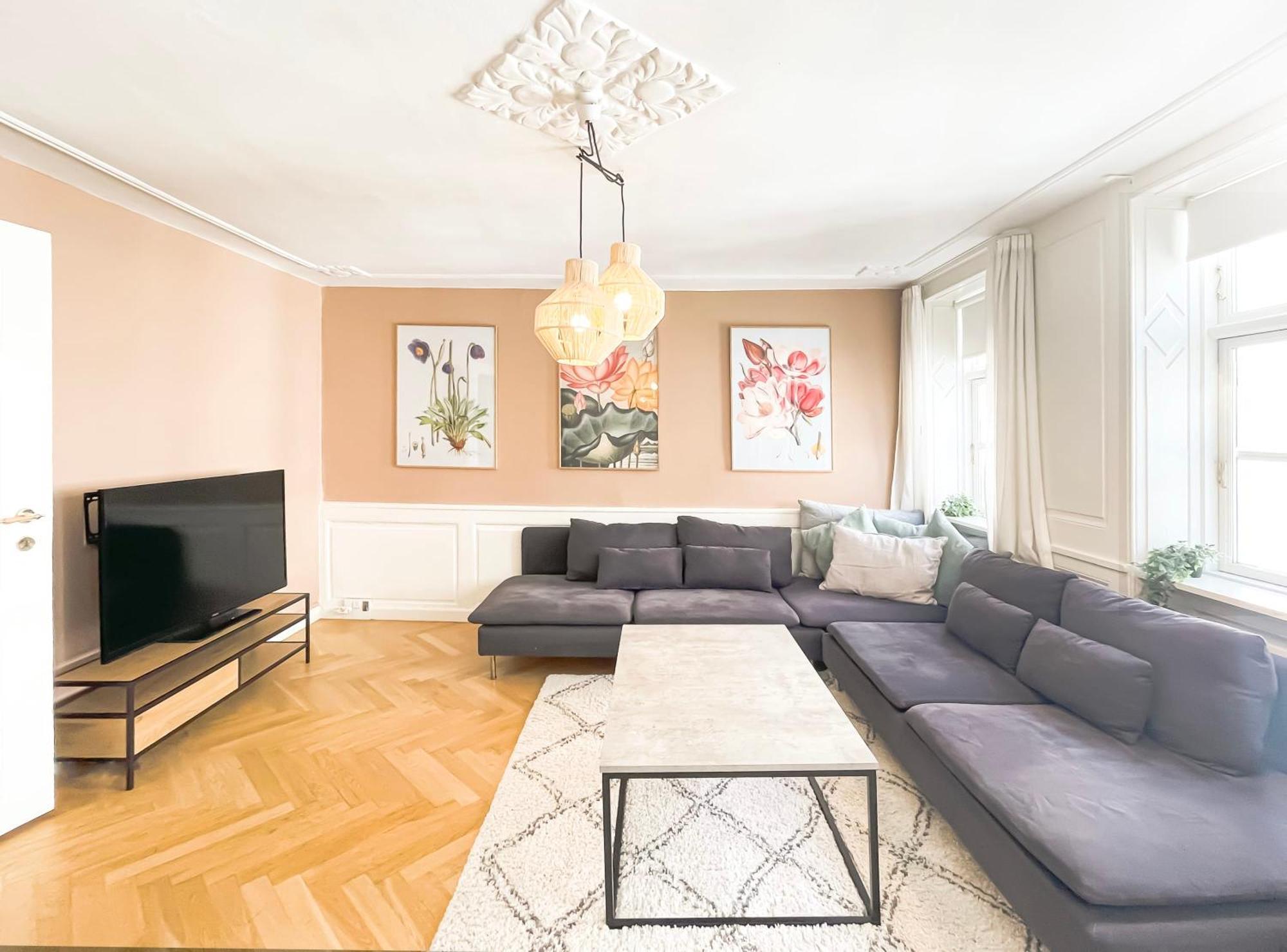 Large With 4 Bedrooms In Apartment