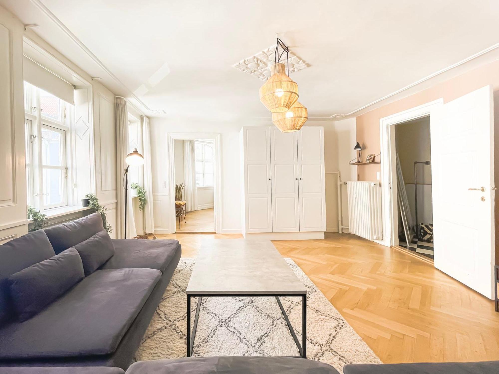 Large With 4 Bedrooms In Apartment *